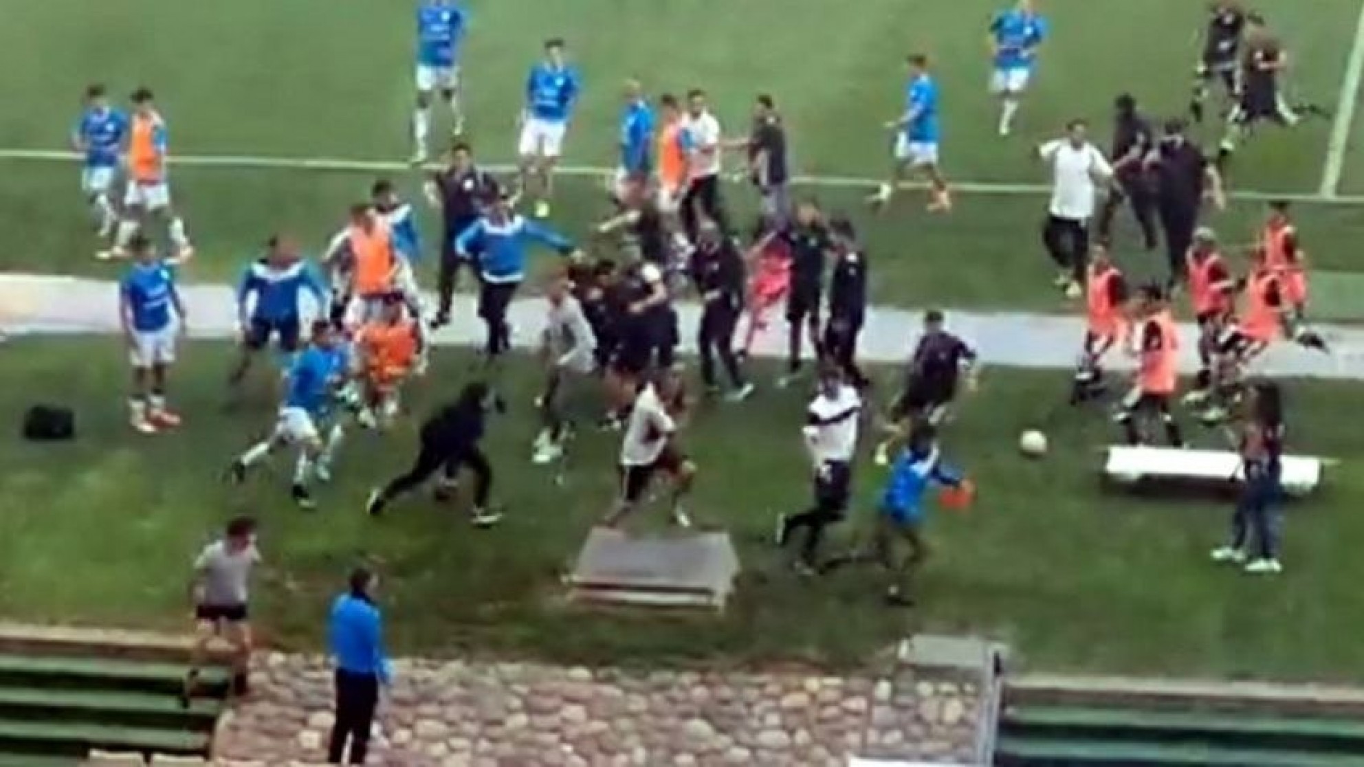 Se desató una brutal piñadera en la final de reserva entre Gimnasia y Belgrano